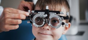 Prueba de lentes para niño