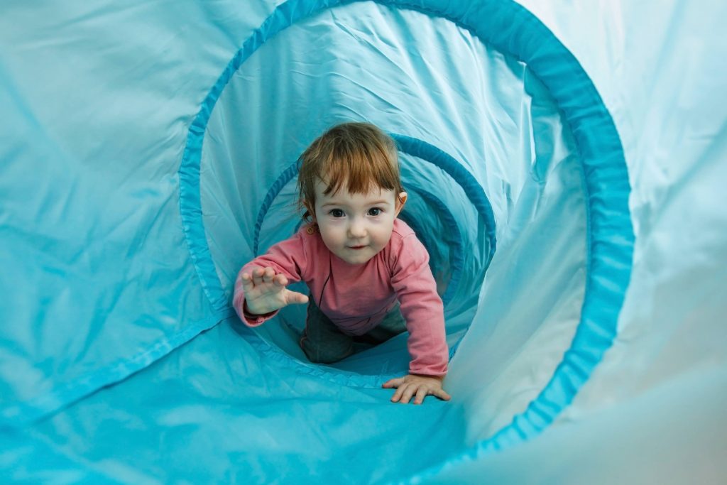 Niño realizando ejercicios de estimulación temprana