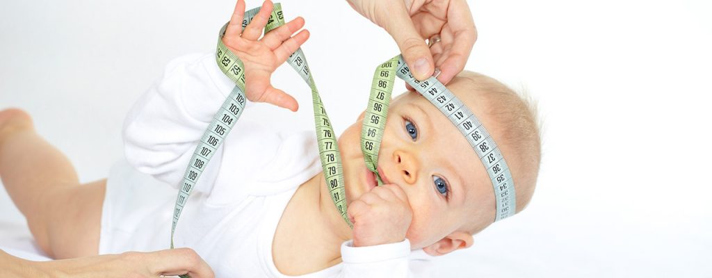 Persona midiendo talla de bebé