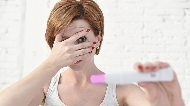 Mujer esperando resultado de prueba de embarazo