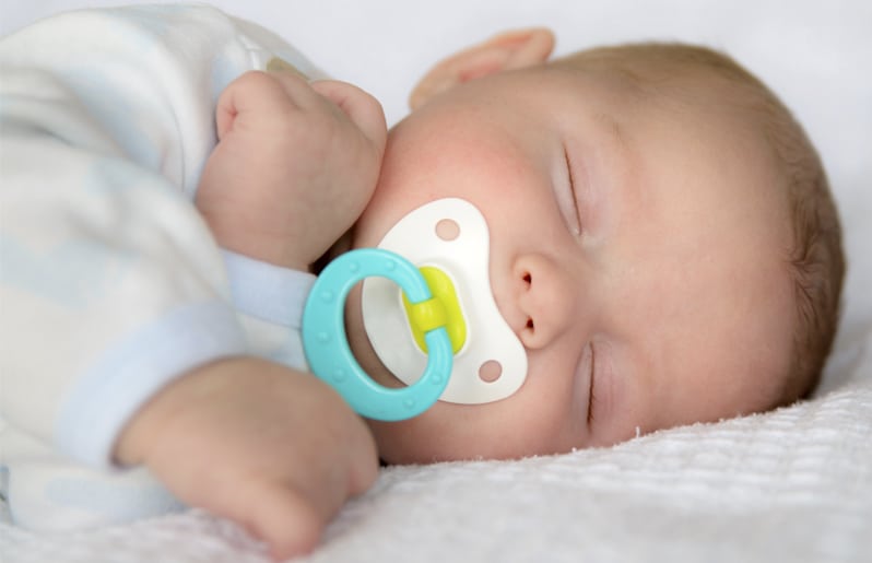 Bebé dormido con chupón